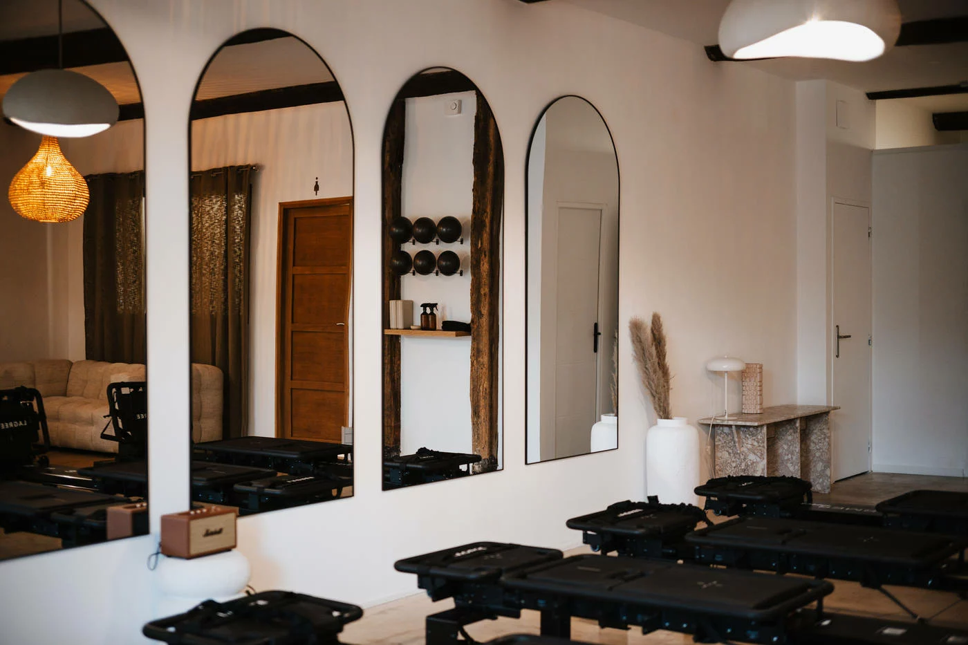 La salle du studio, ses miroirs en arche et ses machines