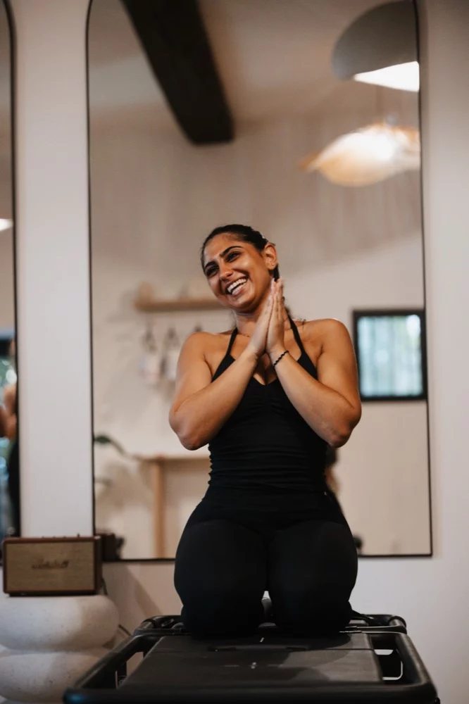 Sourire en fin de séance, à genoux sur la machine