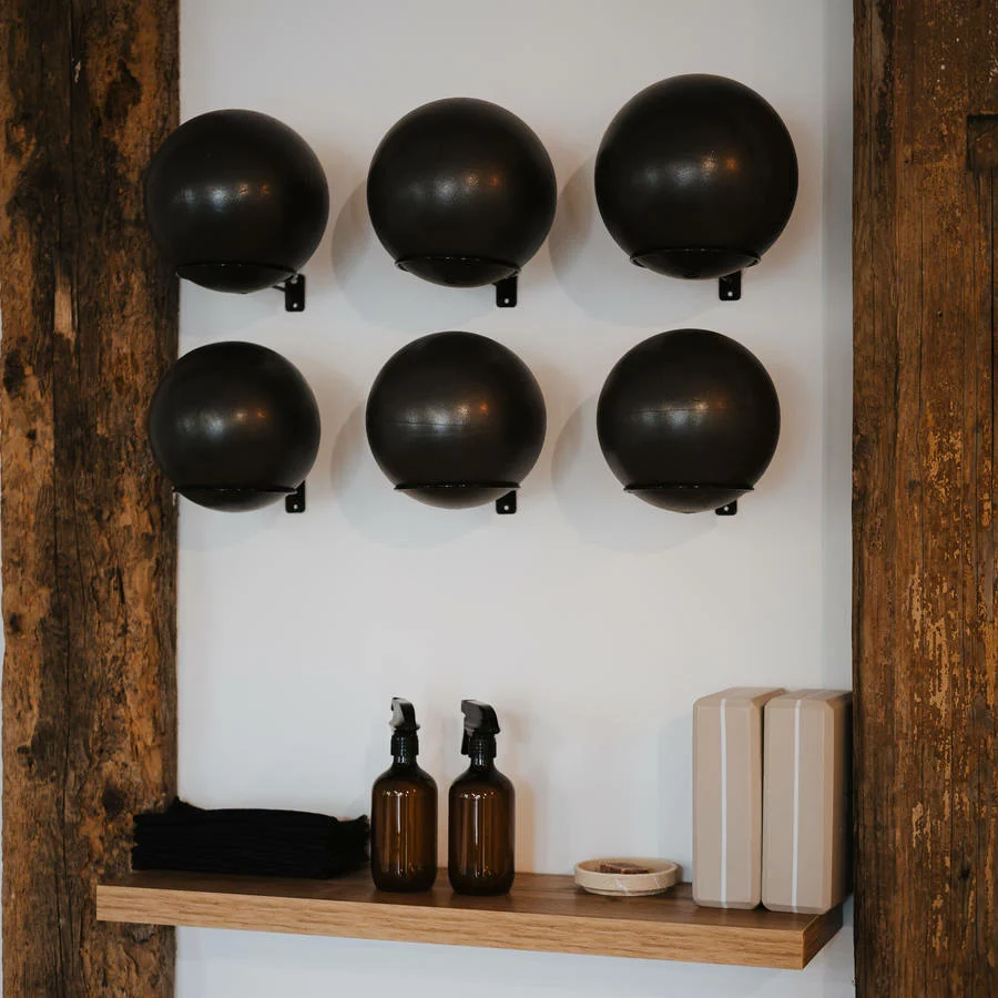 Mur de ballons et boiseries anciennes du studio
